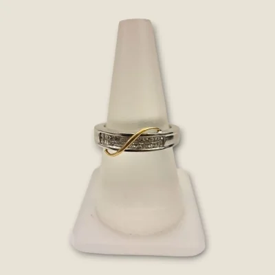 OWN THE LIGHT. WEAR THE BRILLIANCE ELEGANT WOMENS DIAMOND RING | DLR140