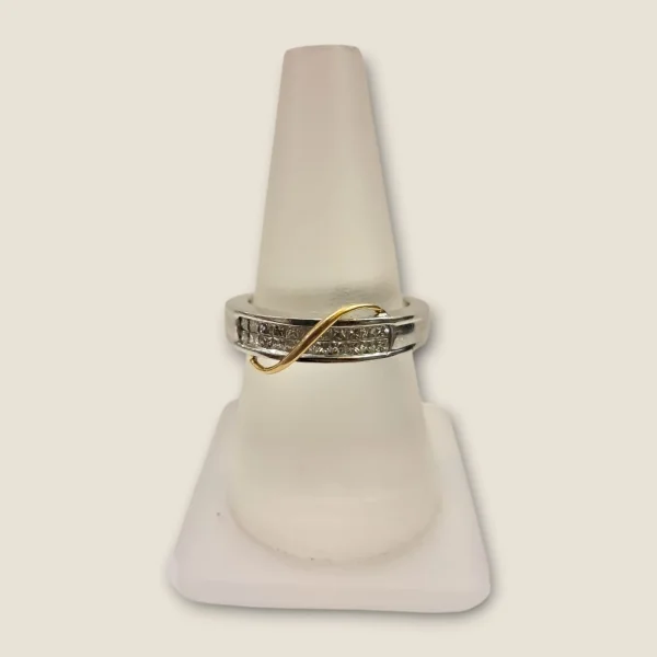 OWN THE LIGHT. WEAR THE BRILLIANCE ELEGANT WOMENS DIAMOND RING | DLR140