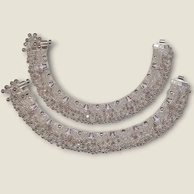 FEET ADORENED WITH GLAMOROUS SILVER BRIDAL ANKLETS | SPY661