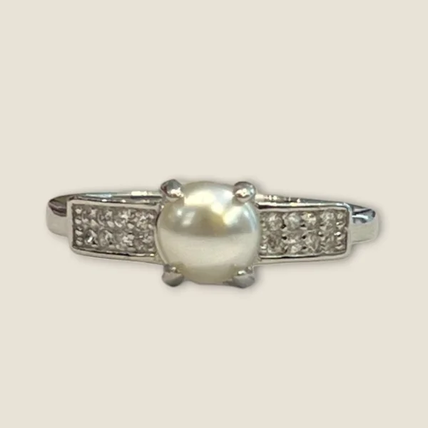 STERLING SILVER RING ADORNED WITH SHIMMERING ZIRCON STONES | SLR1029