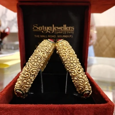 BEAUFITUL 222CT 916HUID HALLMARK GOLD BNGLES WITH LOVELY DESIGN | KA327