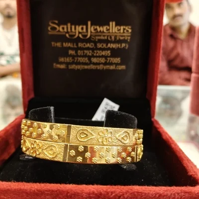 BEAUFITUL 222CT 916HUID HALLMARK GOLD BNGLES WITH LOVELY DESIGN | KA522