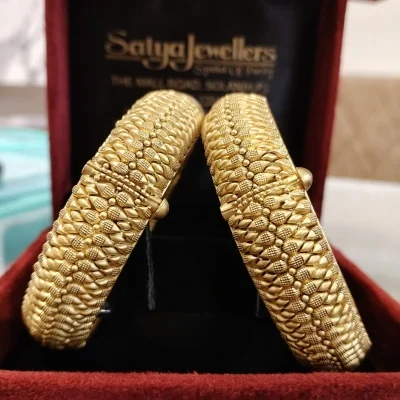 BEAUTIFUL 22CT 916HUID HALLMARK GOLD BANGLES WITH UNIQUE DESIGN | ZKA41