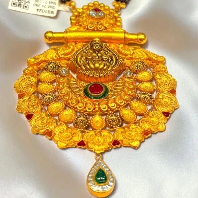 PURE GOLD CRAFTSMANSHIP DESIGNED TO HONOR THE PROSPERITY OF MAA LAXMI. 916 HUID HALLMARK | NS1024