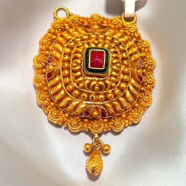 WHERETIMELESS COMMITMENT MEETS CONTEMPORARY DESIGN. 916 HUID HALLMARK GOLD MANGALSUTRA PENDANT | MS1021