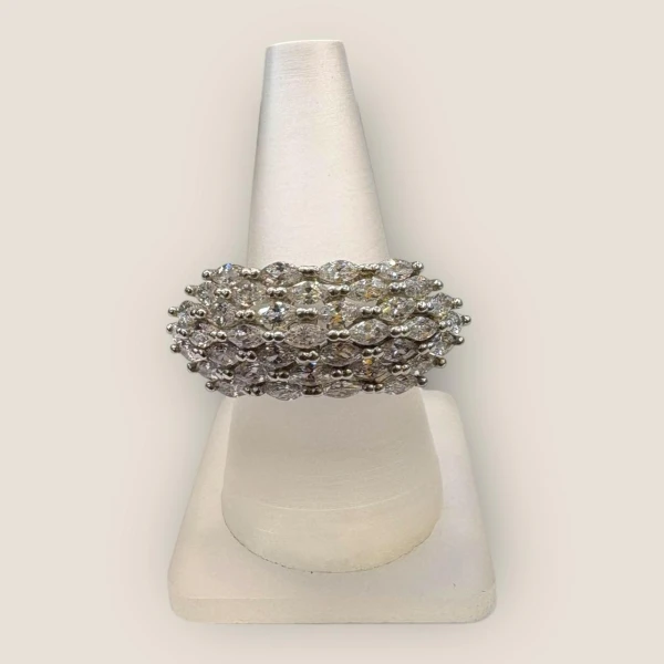 BEAUTIFUL STERLING SILVER RING WITH ZIRCONS | SLR39