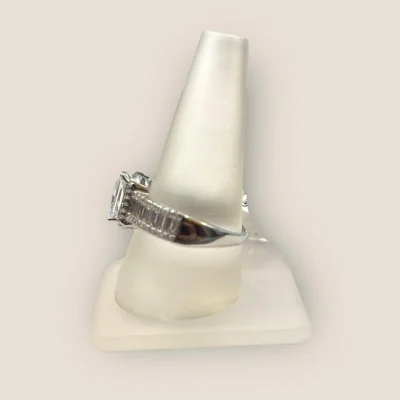STERLING SILVER LADIES RING WITH ZIRCONS | SLR580 STERLING SILVER LADIES RING WITH ZIRCONS | SLR580